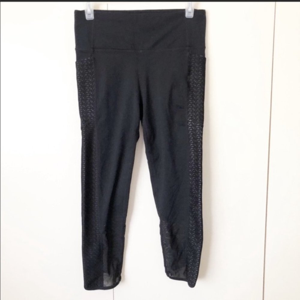 Athleta Mosaic Chaturanga To Town High Rise Capri in Black with Side Pockets